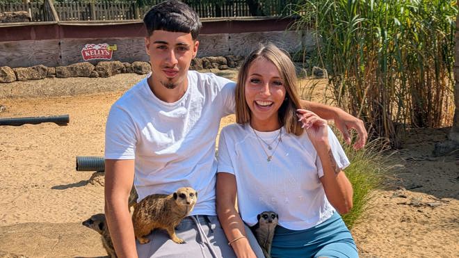 Image of ivy and tay vip meerkat experience web res landscape 1920x1080